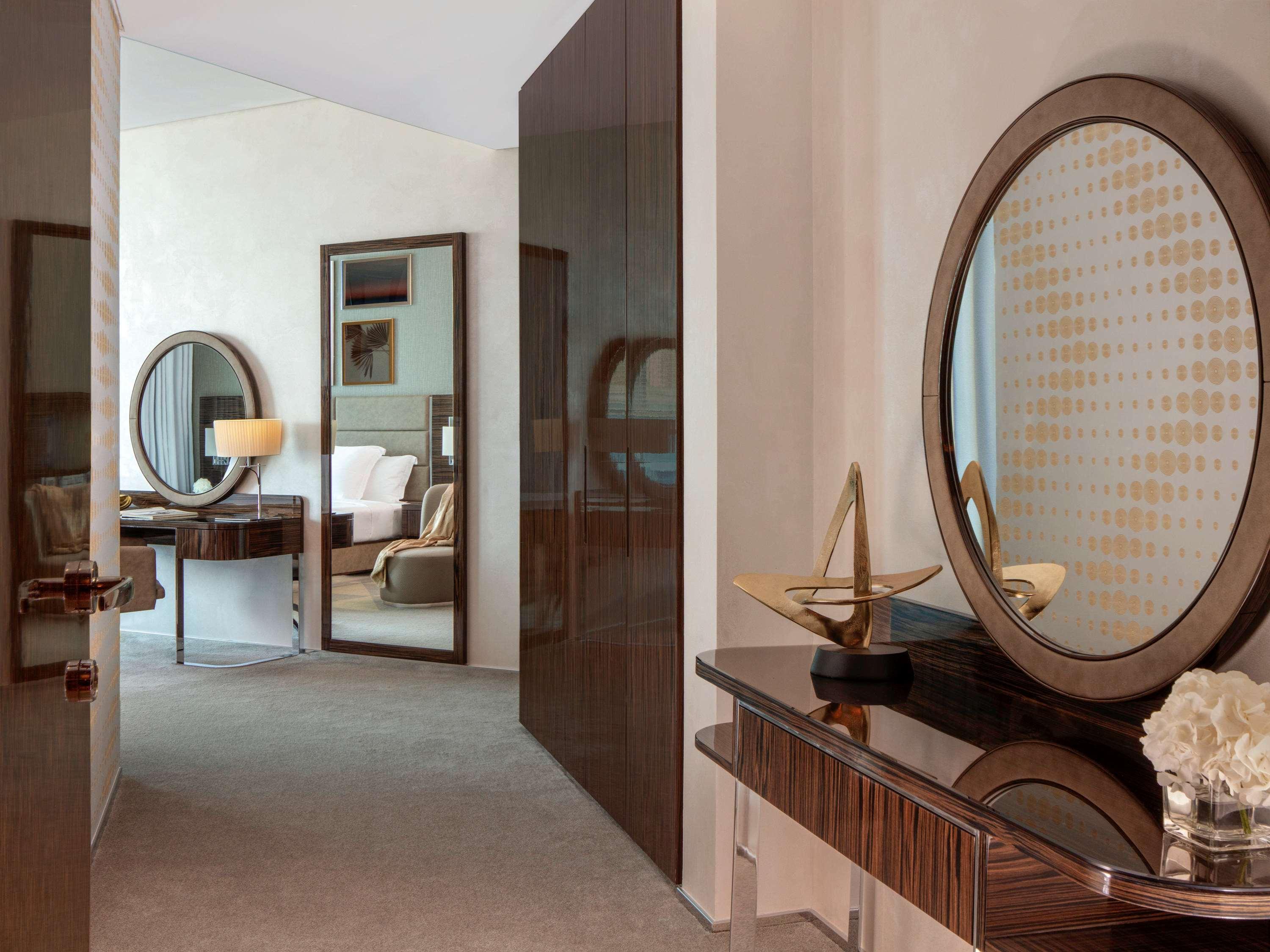 Hyde Hotel Dubai Bagian luar foto A suite at The Dorchester