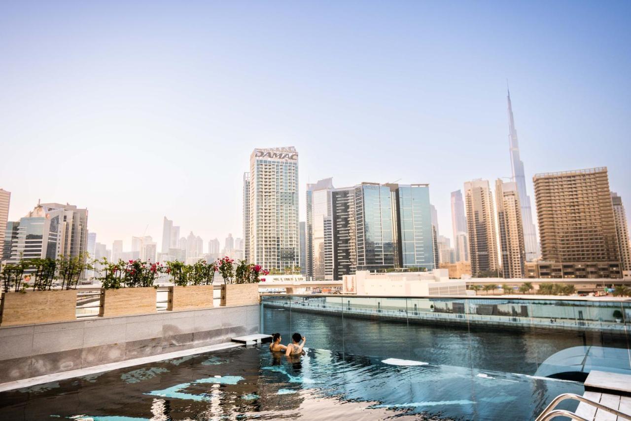 Hyde Hotel Dubai Bagian luar foto View of the Dubai skyline from the rooftop pool at the Address