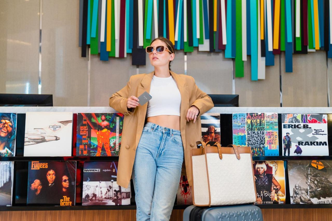 Hyde Hotel Dubai Bagian luar foto A woman shopping