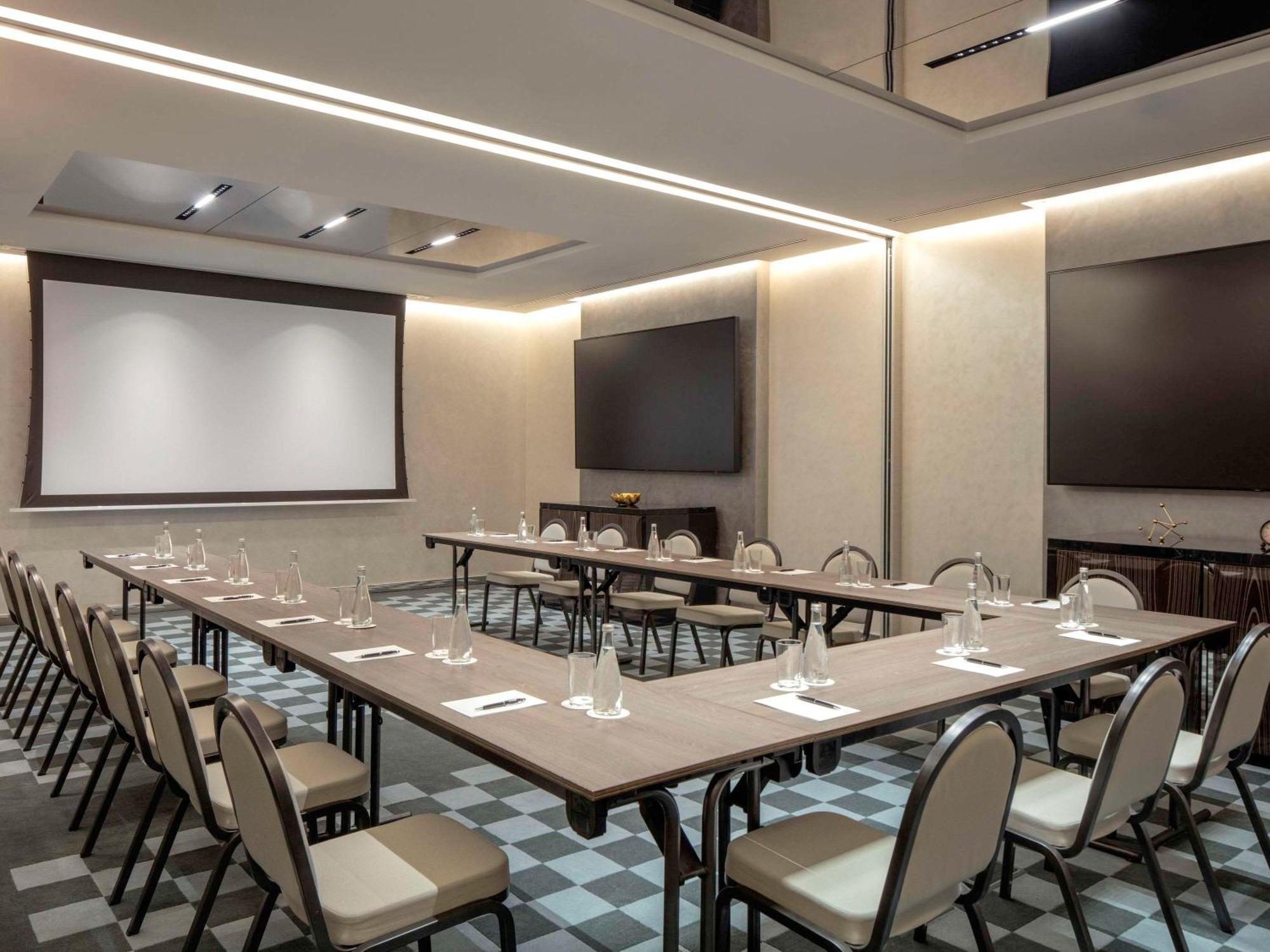 Hyde Hotel Dubai Bagian luar foto Meeting room