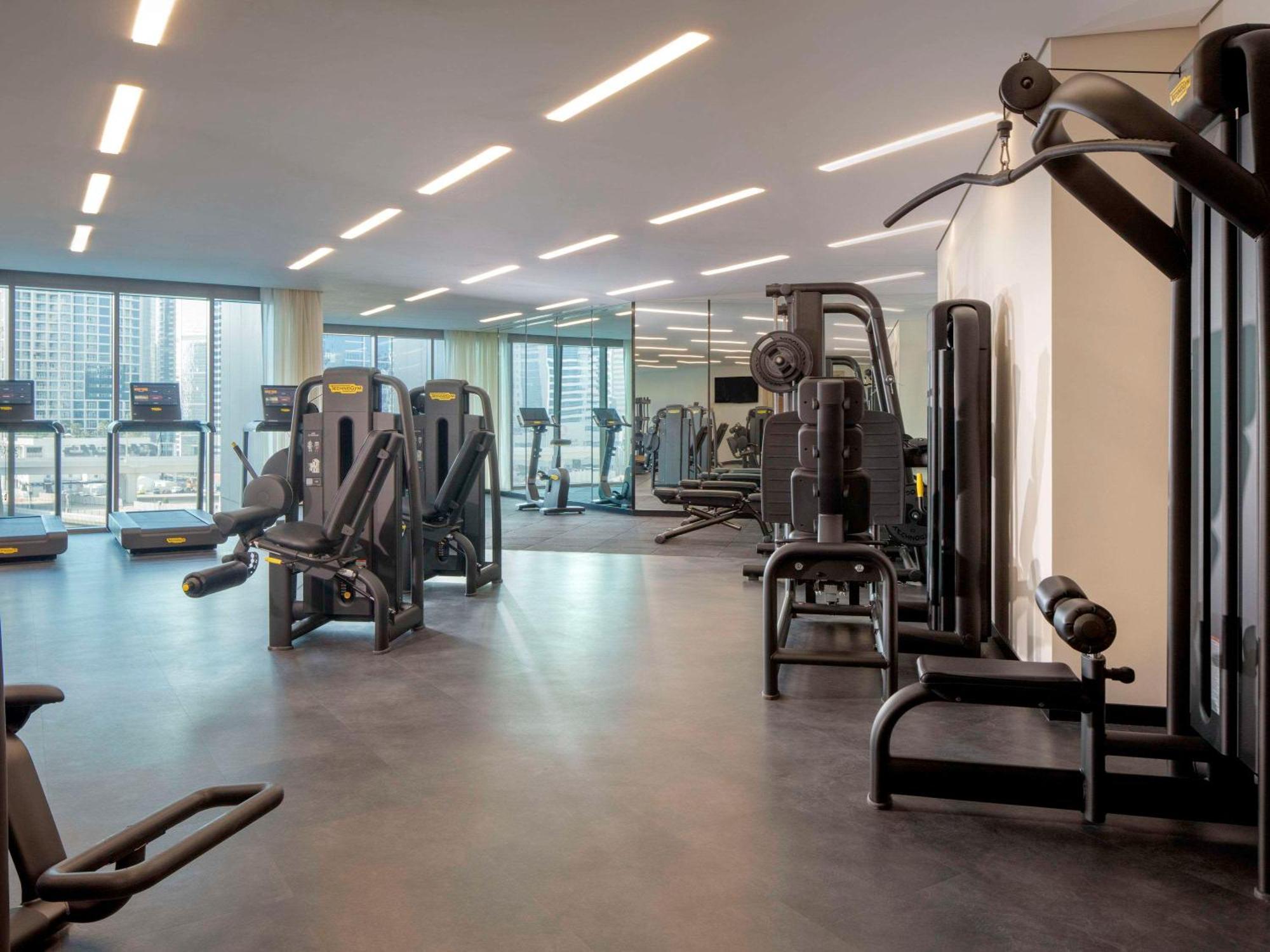Hyde Hotel Dubai Bagian luar foto The gym at the Ritz-Carlton, DIFC