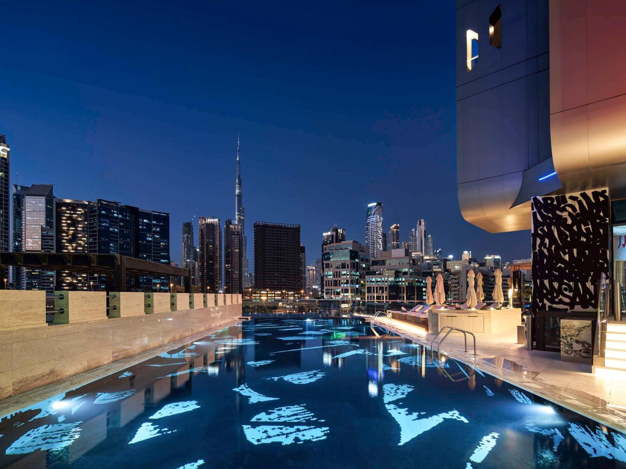 Hyde Hotel Dubai Bagian luar foto The pool at the rooftop of the hotel