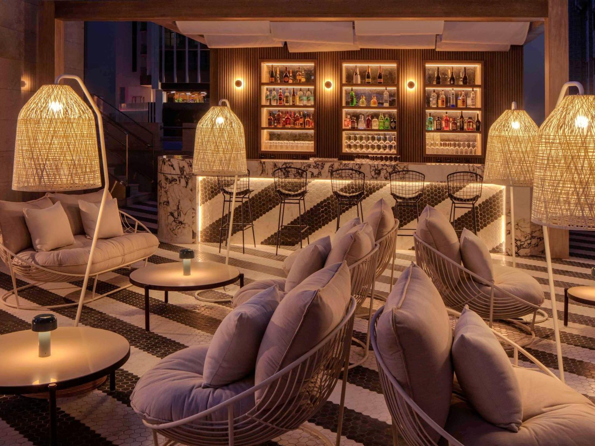 Hyde Hotel Dubai Bagian luar foto The Bar at the 101 Sky Lounge