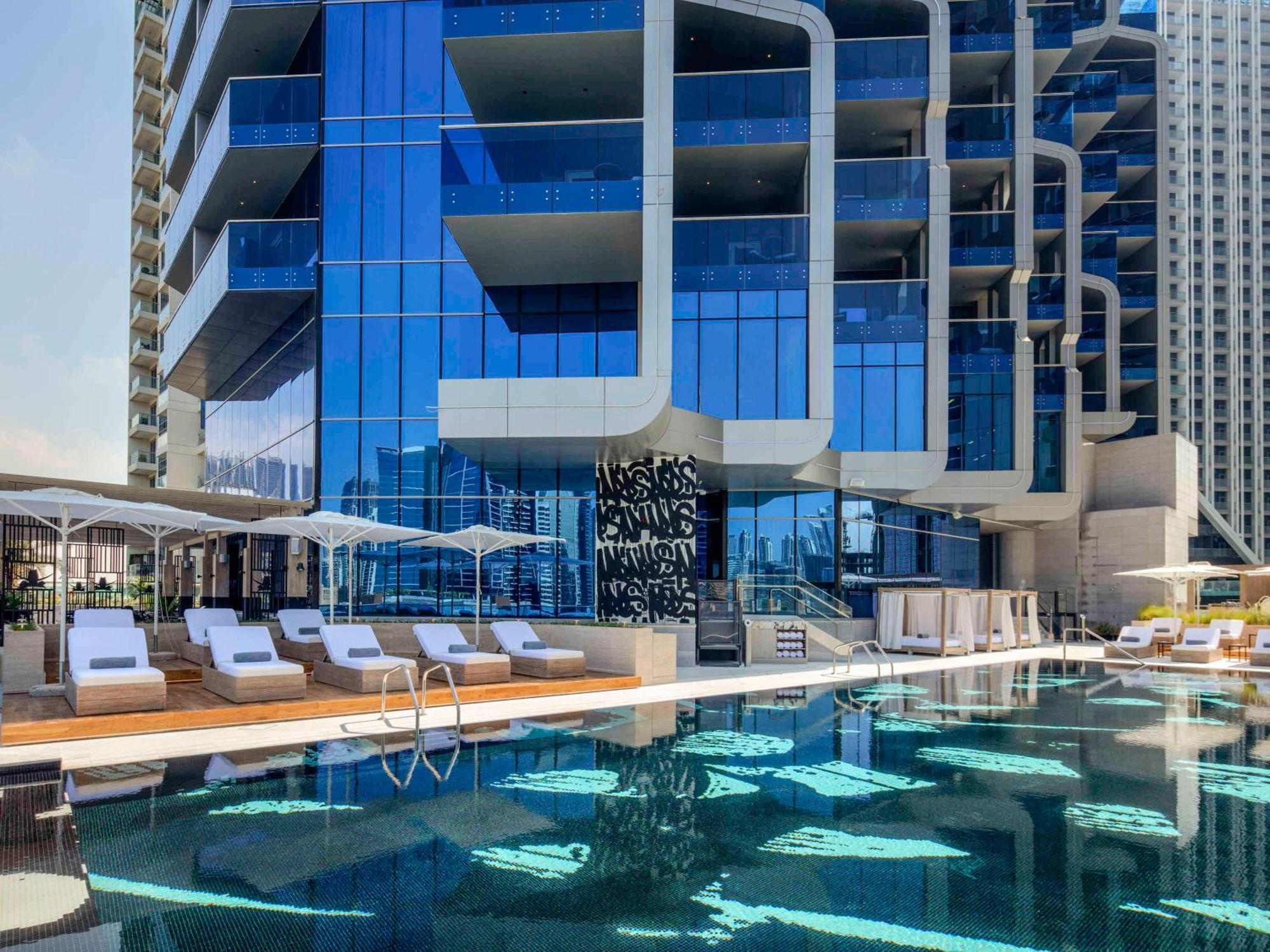 Hyde Hotel Dubai Bagian luar foto The pool at the SLS